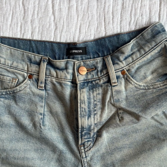 Express Women’s High Waisted Light Wash Pleated Relaxed Wide Leg Jeans - Picture 2 of 6